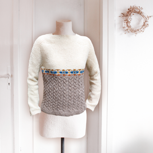 Strickpaket bunter Pullover mit Zopfmuster in Frankenwolle Merino Schurwolle. Design Regina Moessmer.