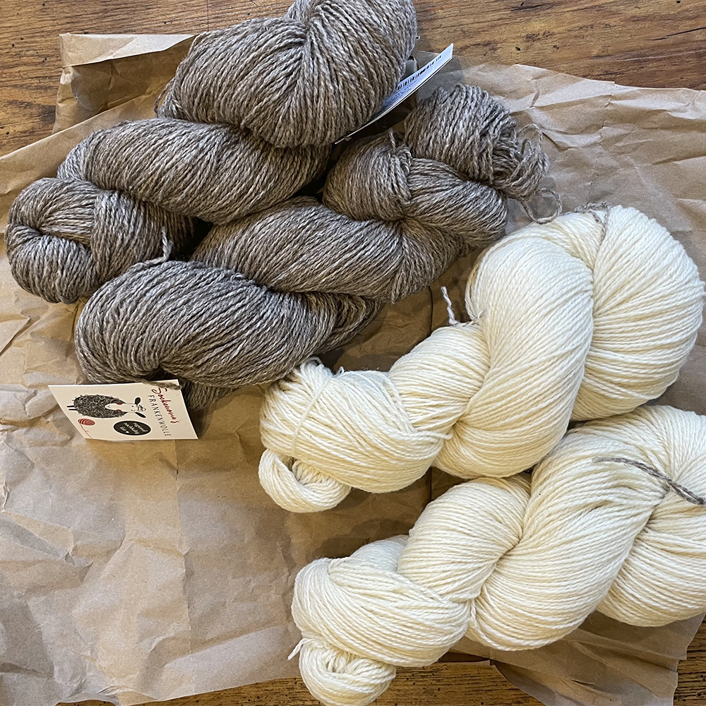 Frankewolle Braun Melange udn Weiss natur in Merino Schurwolle, Strang