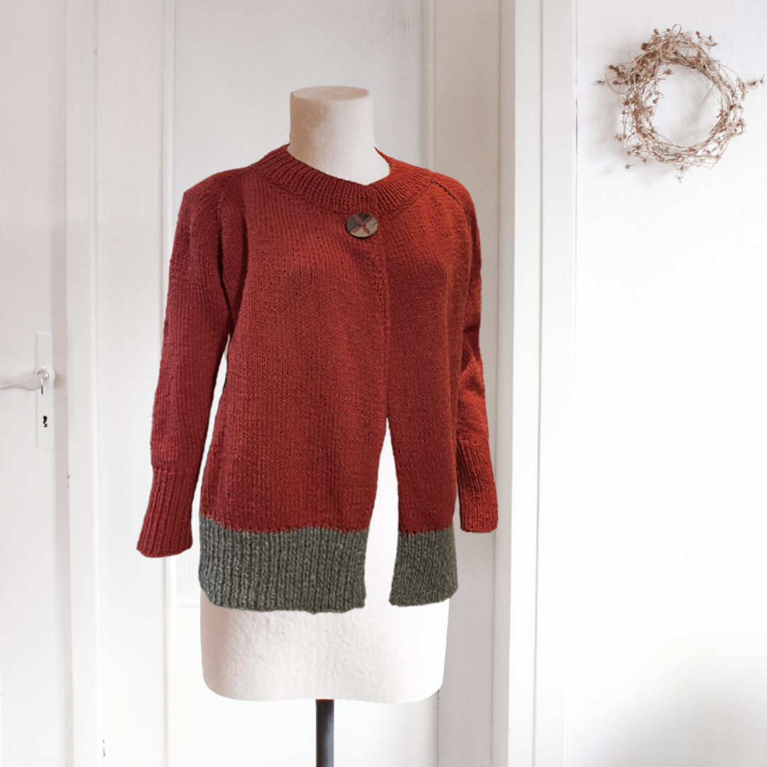 Strickjacke aus deutscher Merinoschurwolle mit großem Knopf aus nachhaltiger Frankenwolle.