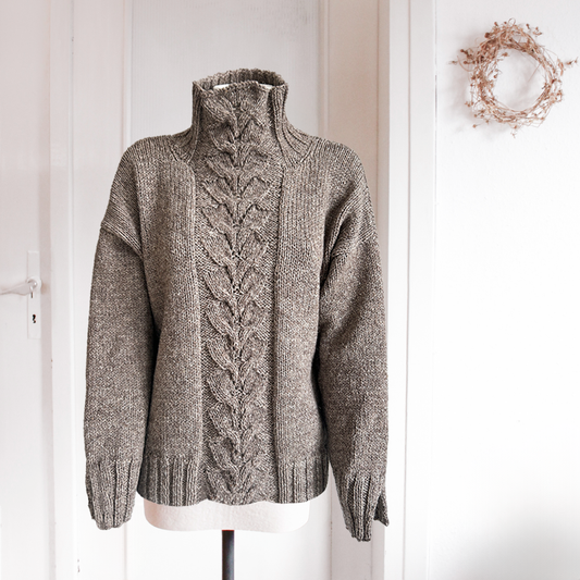 Stehkragenpullover mit Ajoureinsatz aus deutscher Merino Schurwolle in Grau Melange.